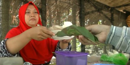 Berbelanja dengan Uang Daun di Peken Godong