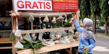 Lapak Sayur Gratis di Kampung Terlockdown