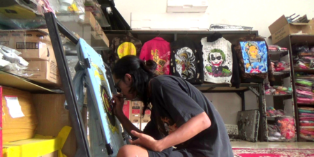 Tangan Kreatif Slamet, Melukis Jaket dan Sepatu