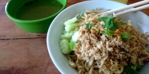 Membongkar Kelezatan Tersembunyi Pangsit Mie Surabaya