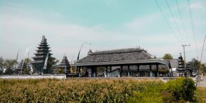 Kedamaian di Pura Sri Aji Joyoboyo di Desa Tanon Papar