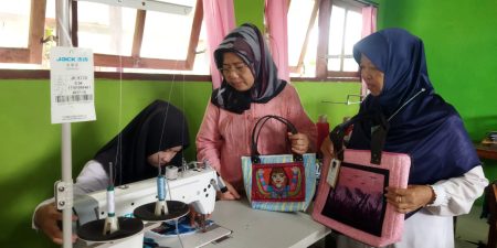 Siswa dan Orang Tua SLB di Siman Dibekali Ketrampilan dan Bisa Tambahan Penghasilan