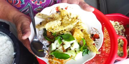Nasi Pecel Bu Sur di Pesantren, Cukup Rp3 Ribu Sudah Bikin Kenyang