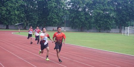 Adit, Atlet Lari Tuna Netra Asal Plosoklaten yang Berprestasi Tingkat Jawa Timur