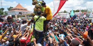 Ribuan Warga Serbu Tumpeng Durian di Lapangan Puncu