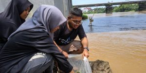 Kolaborasi Pecinta Lingkungan di Kediri Lepas Ribuan Ikan Lokal