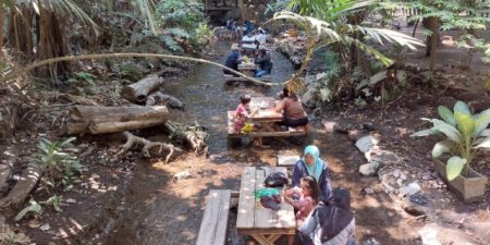 Wisata Alaska Tempurejo, Sensasi Ngopi sembari Merendam Kaki di Kali
