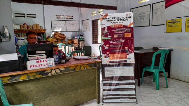 X banner tentang pengurusan pindah pemilih pemilu 2024 di dalam kantor PPS Desa Tulungrejo, Kecamatan Pare. (Foto: Inayah)
