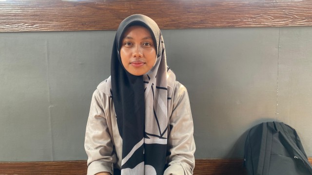 Ajeng Putri Utami, siswi Kampung Inggris yang masih bimbang hendak memilih atau tidak pada Pemilu 2024 (Foto: Inayah)