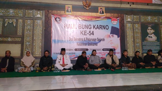 Suasana haul Bung Karno di Situs nDalem Pojok, Jumat (21/6/2024) malam. (foto: Dokumentasi Panitia)