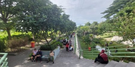 Taman Hijau Simpang Lima Gumul: Oase Kehijauan di Kediri