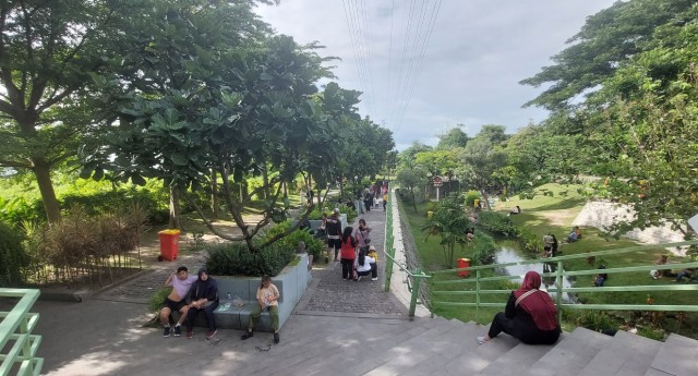 Taman Hijau Simpang Lima Gumul: Oase Kehijauan di Kediri
